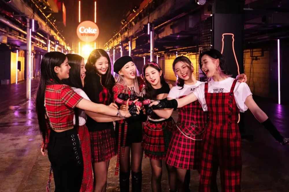 formação original: Songsun, Hyunbin, Soeun, Kelly, Jia, Jinha e Mire do grupo